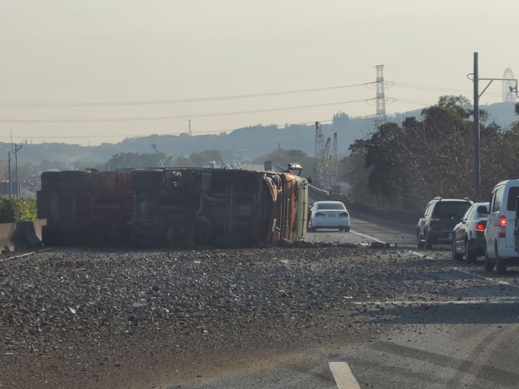 國道1號后里路段事故！　砂石車翻覆撞分隔島