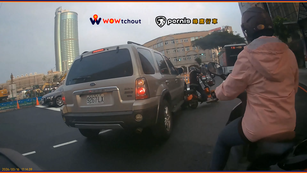 高齡駕駛對戰！台南站前圓環車禍...7旬翁駕車猛撞電輔車　84歲嬤慘摔送醫