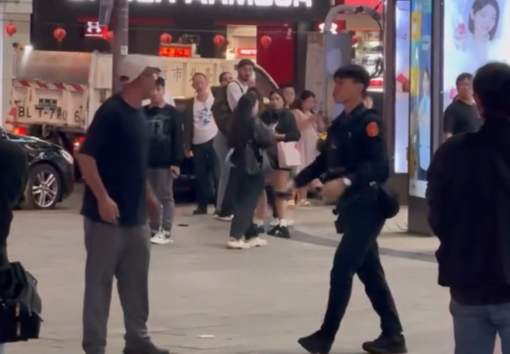 影／酒醉男大鬧西門町！警到場「甩棍猛K腳」壓制　網友拍下1對1衝突過程