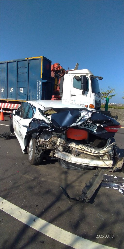 台61線處理車禍被撞！　布袋分局警車車尾嚴重凹陷