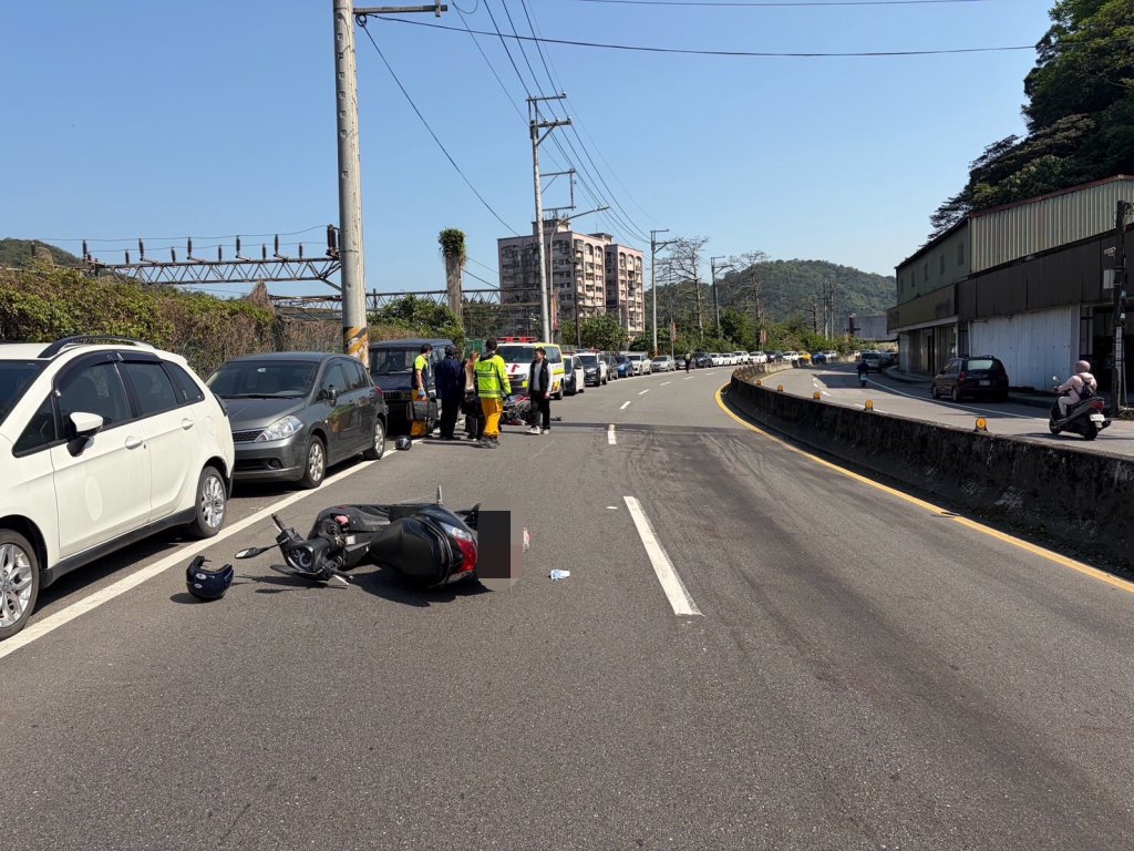 離奇!基隆騎士自撞路邊車不治 碎片害後車摔倒