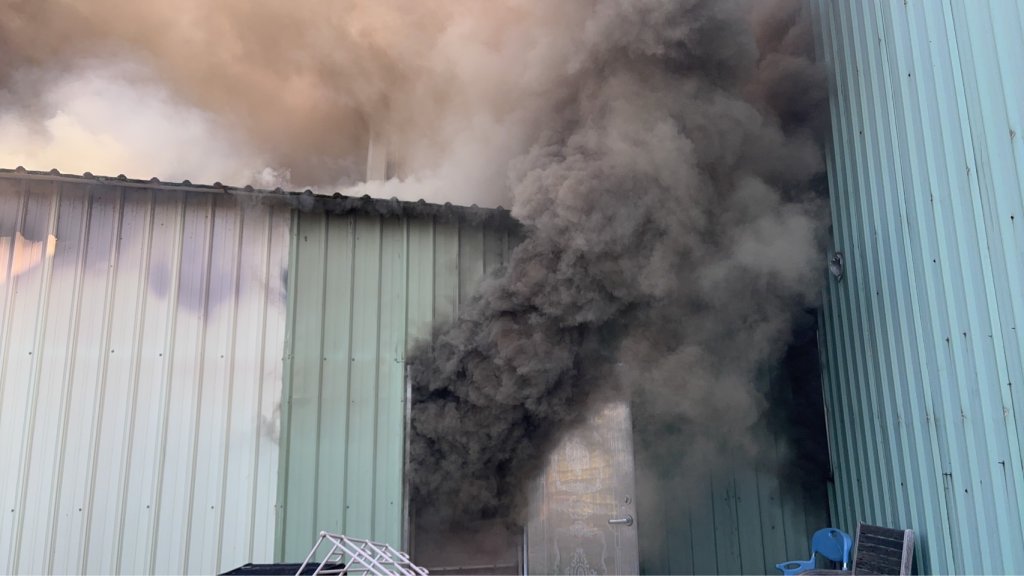 新竹燒雜草延燒鐵皮民宅！　住戶帶貓狗急逃生 
