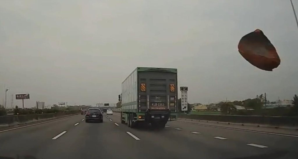 國道驚魂！大貨車輾石彈飛擊中擋風玻璃　駕駛嚇壞：像被砸中