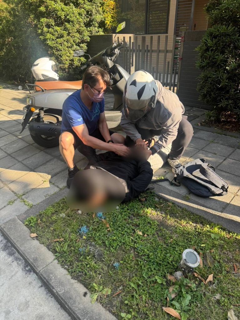 影/誤信「股票助理」慘噴94萬！高雄男醒悟報警 警埋伏逮21歲車手