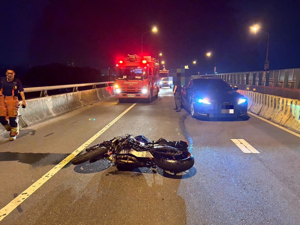 25歲補教女師騎重機夜遊台61線　自摔遭後方大貨車輾斃