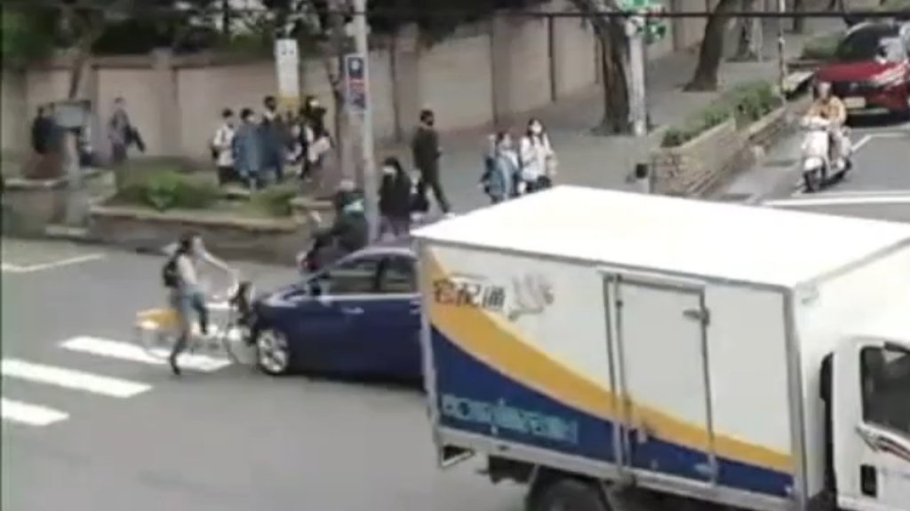 跟風切西瓜！國中生騎YouBike「死角竄出」遭直行車擊落　倒地不動嚇壞路人