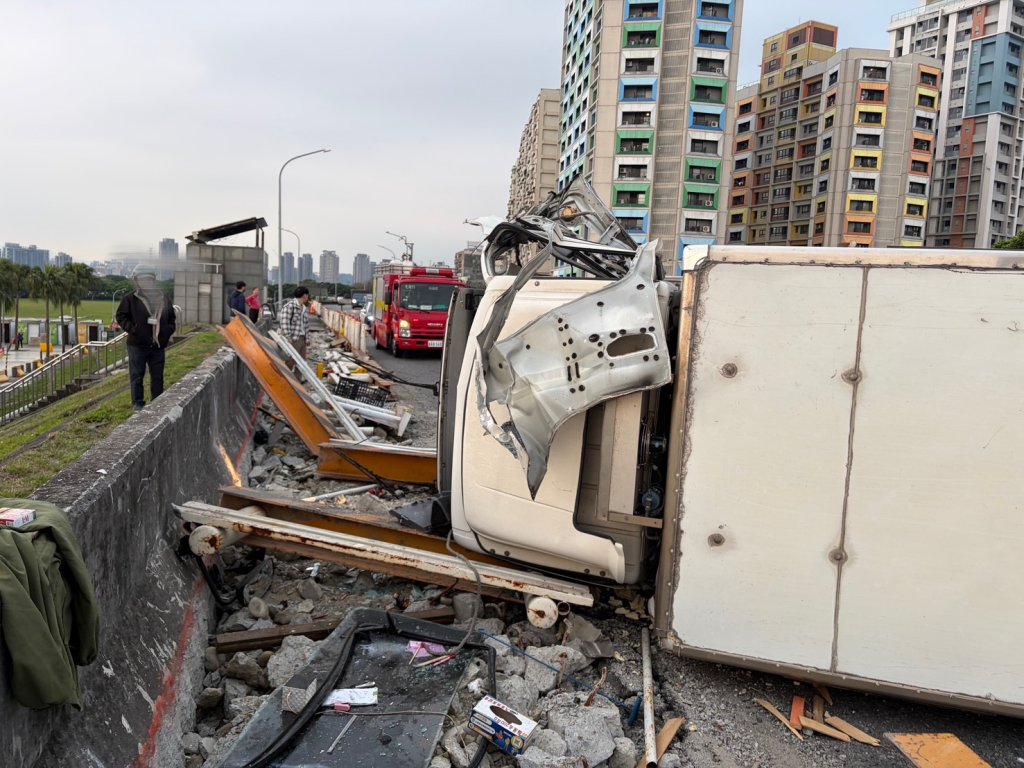 水源快小貨車自撞施工護欄翻覆　波及無辜轎車一度大塞車