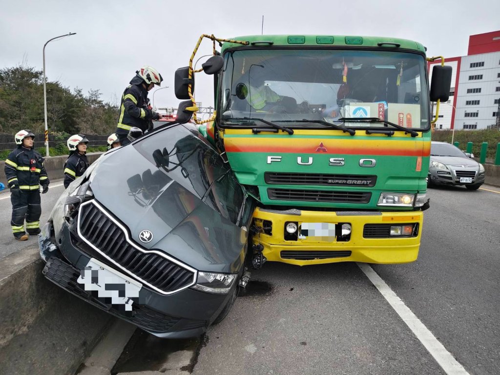 快訊／台61線小客車遭聯結車擠壓卡分隔島　女駕駛夾困命危