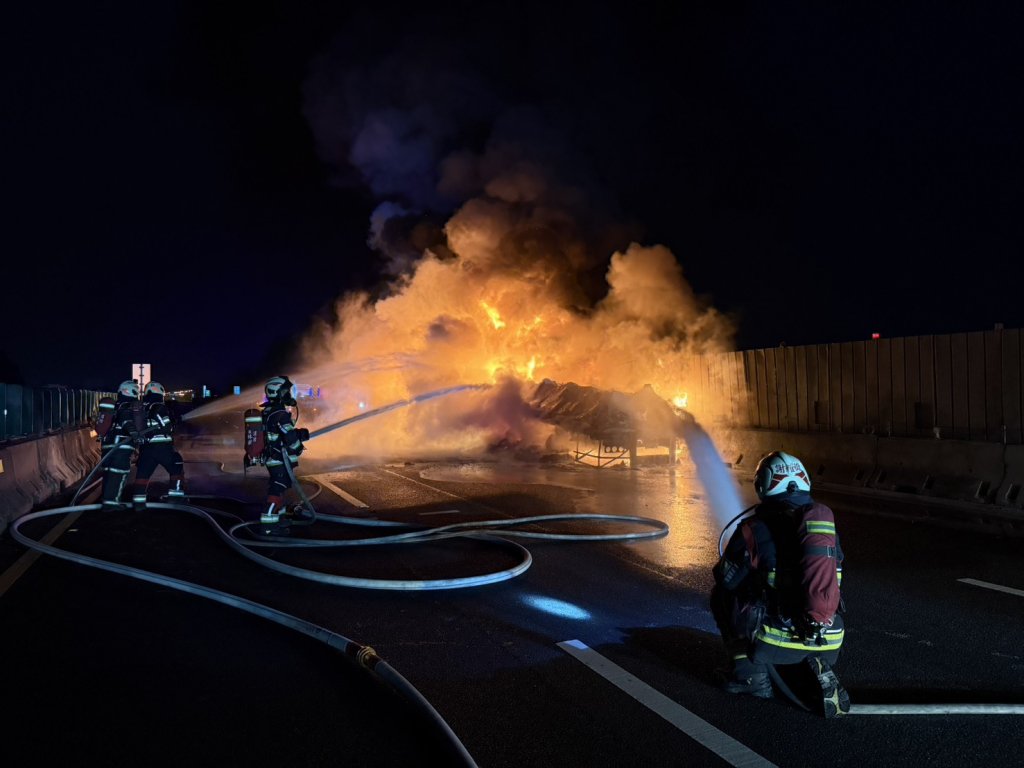  國道1號火燒車！ 　載「間苯二甲酸」槽車油箱破裂起火