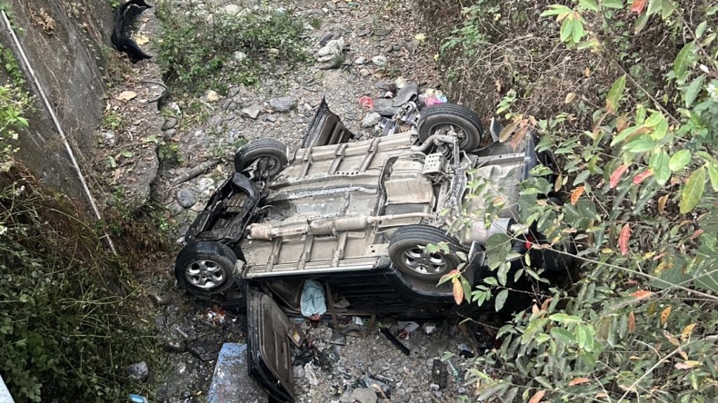 快訊／自小客翻落橋下！屏東女駕駛受困「滿身傷」被救出