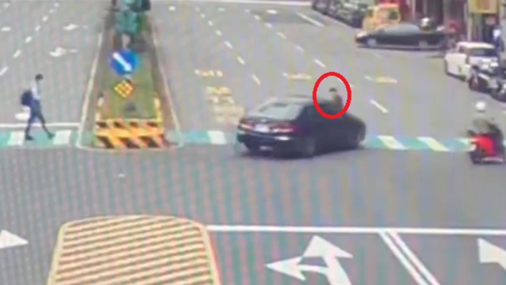 撞擊畫面曝光！桃園龜山婦人走行人穿越道過馬路被撞　右腿骨折