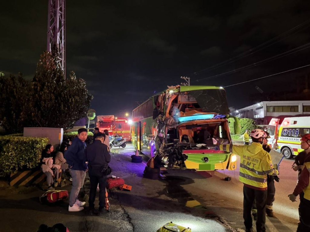 撞擊畫面曝光！　蘆竹遊覽車撞貨車19傷