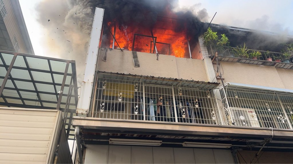 台南永康3樓民宅火舌狂燒！消防出動18車37人救火　3人逃出無傷亡