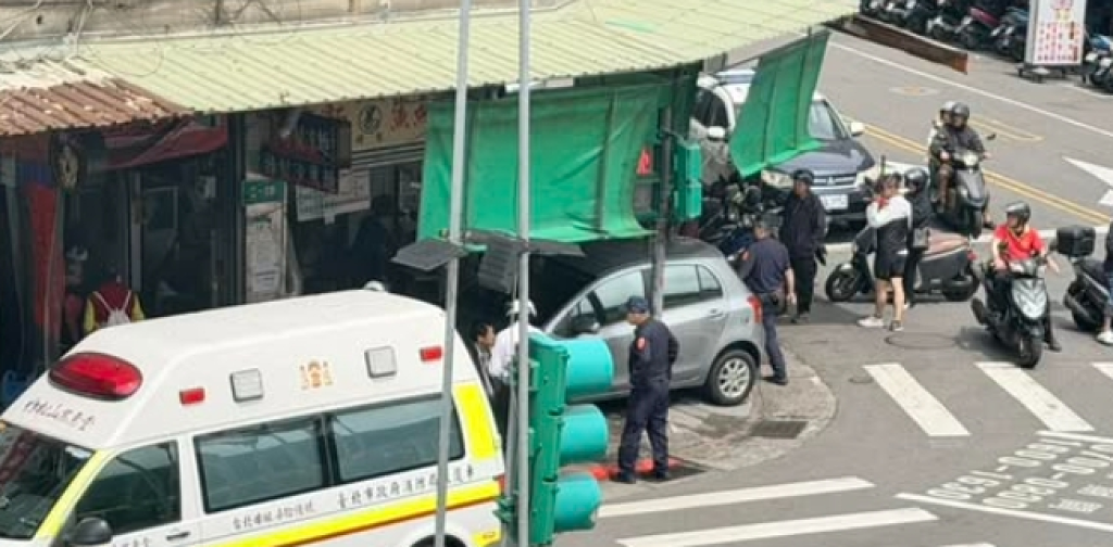 信義區自小客車衝入麵店！　兩名員工受傷