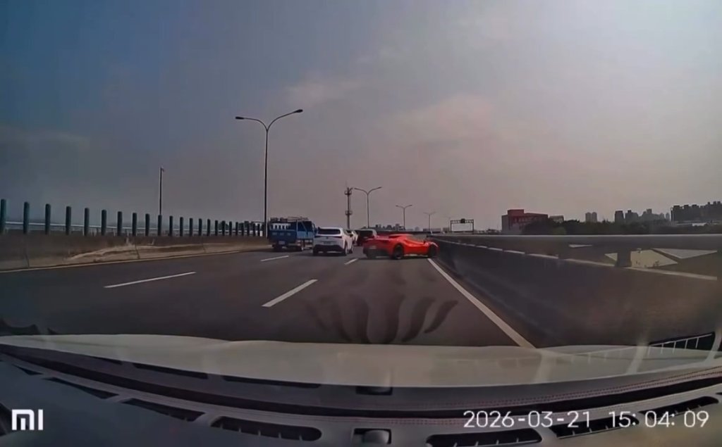 影／真的頭搖又尾擺！台74線法拉利狂飆失控　自撞護欄甩180度