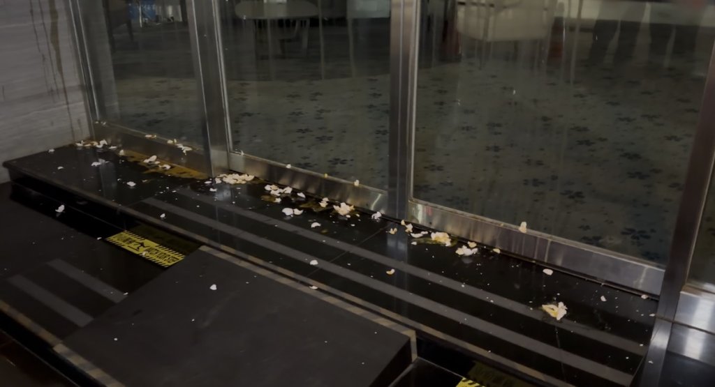 獨家快訊／保險公司出事！高雄辦公大樓遭「蛋洗」紅漆噴字