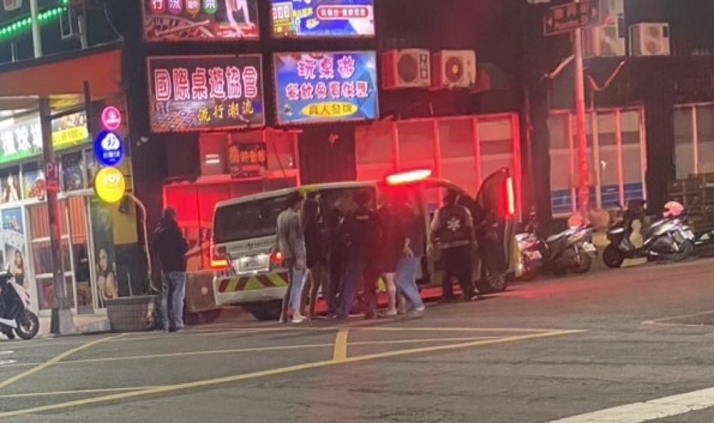 獨家畫面／高雄深夜大亂鬥！釣蝦場淪格鬥場「各種武器亂飛」