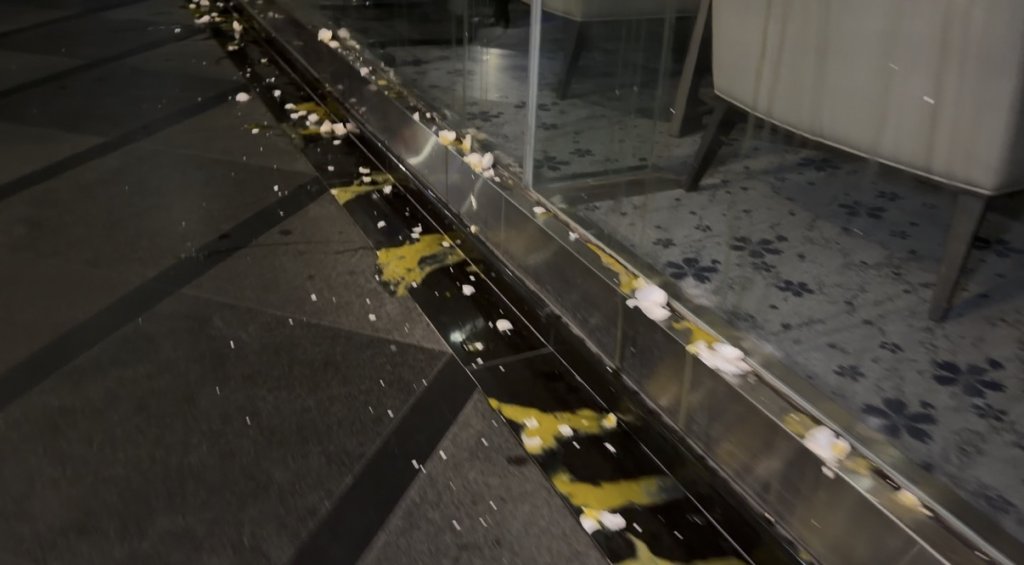 理賠不順利？高雄一家打團戰「4人砸雞蛋」保險公司遭噴血紅漆