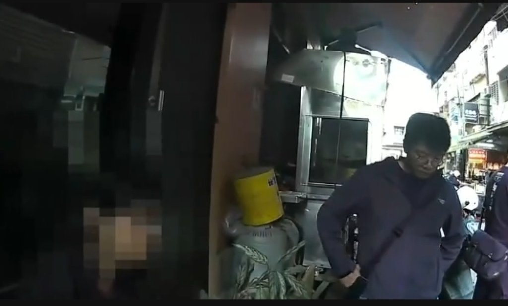 逢甲商圈街頭驚魂！巧遇宿敵怒掏水果刀　熱心民眾合力壓制