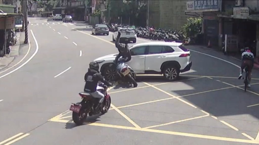 影／北宜公路多元計程車「外側迴轉」　黃牌騎士還沒跑到山先撞骨折