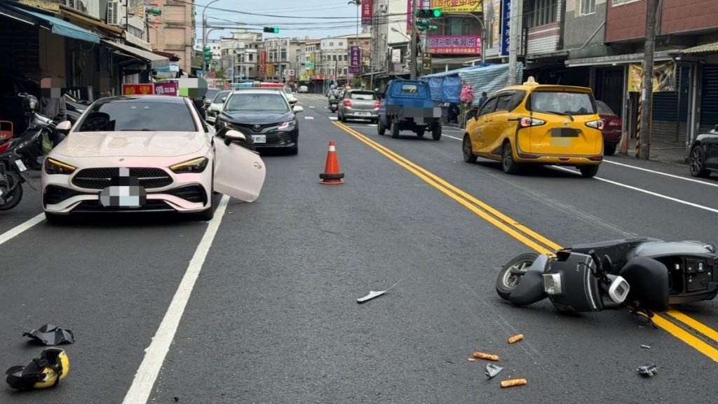 宜蘭賓士女違停下車沒在看　「開門殺」擊落路過騎士害骨折