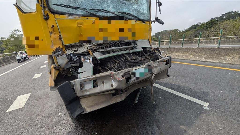 快訊／台64線八里段拖吊車追尾砂石車　車頭全毀駕駛送醫