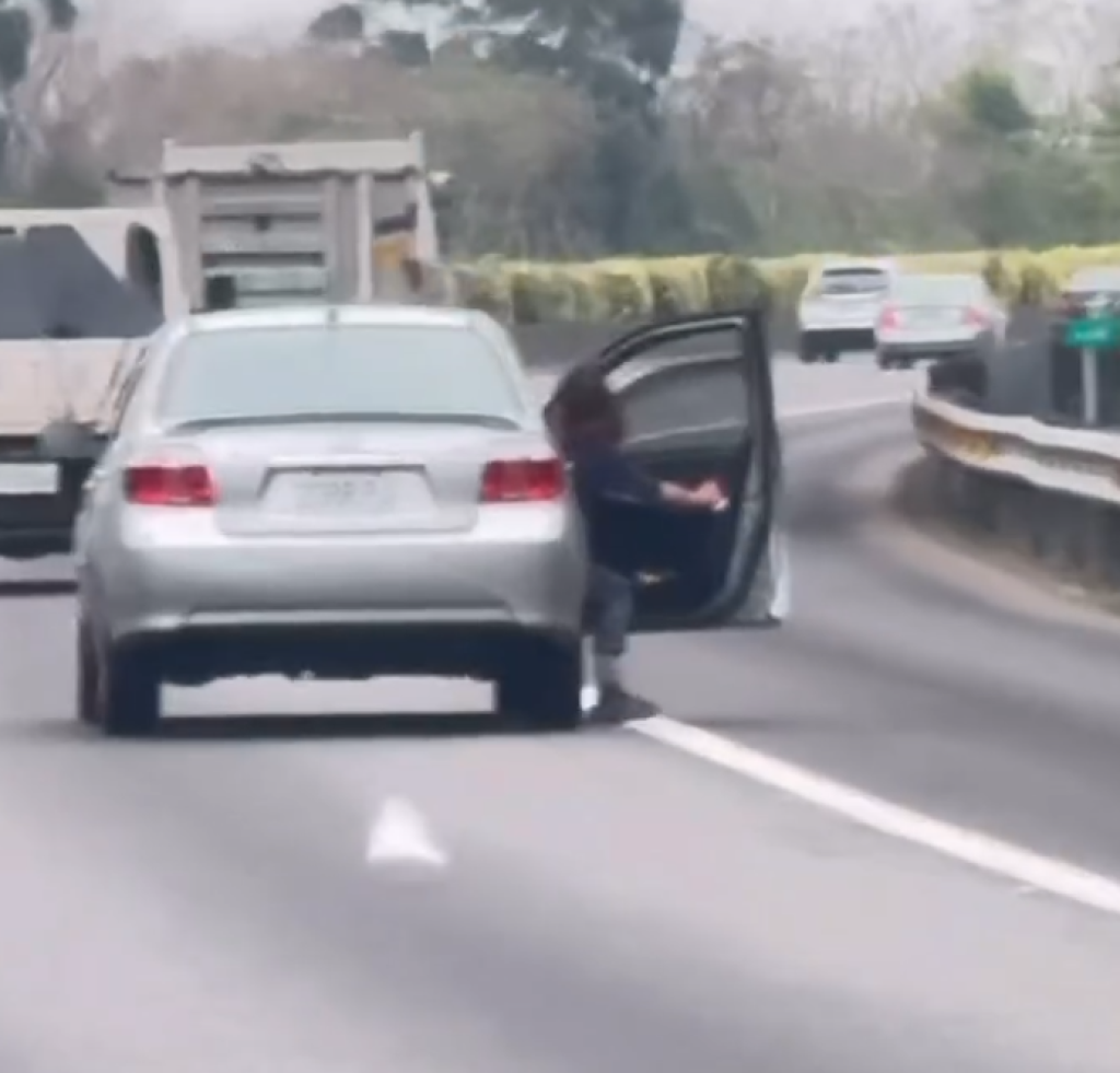 國道開車門腳磨地！ 　網友：「上車前踩到狗屎受不了直接開磨」 