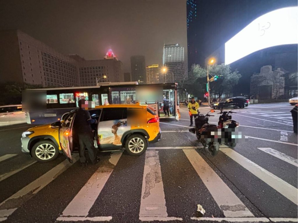 影／北市小黃左轉沒讓撞對向直行公車　失控甩尾波及待轉機車