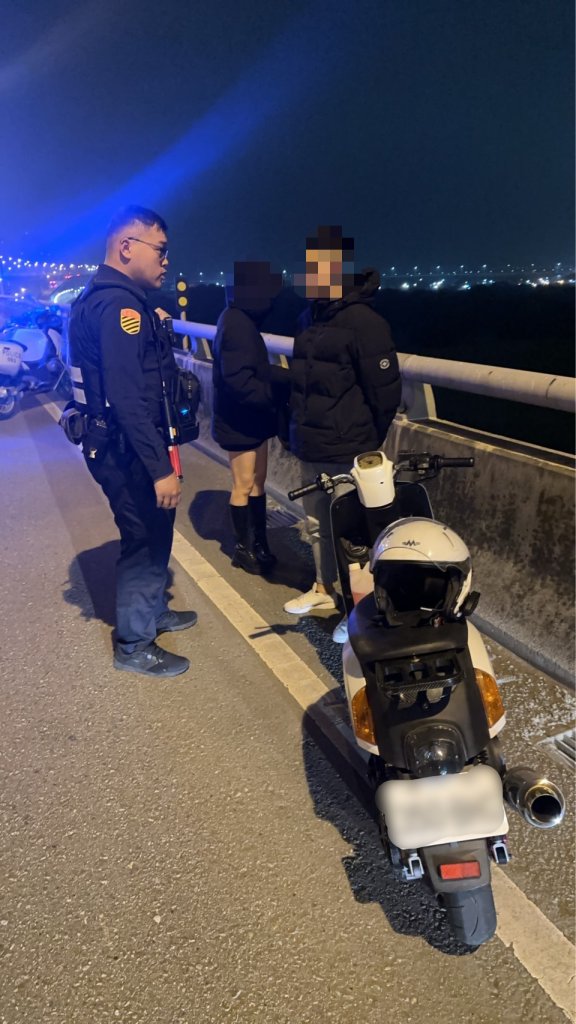 24歲無照男遮牌載妹狂飆！拒檢闖台64遭警拔槍壓制　慘吞10萬罰單再被扣車