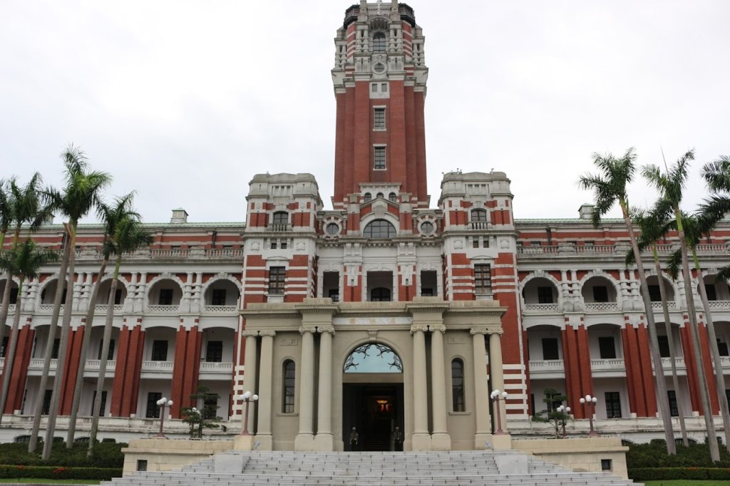 快訊／男騎車吼叫闖總統府前廣場　遭憲兵壓制強制送醫