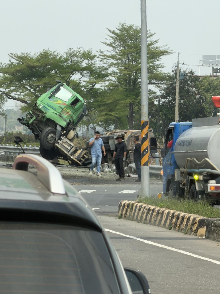  嘉義太保砂石車自小客車相撞！　砂石車翻覆釀4傷