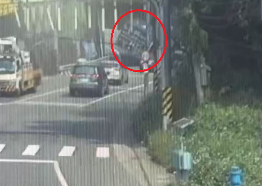 翻車畫面曝光！　楊梅貨櫃車撞涵洞翻覆駕駛受傷