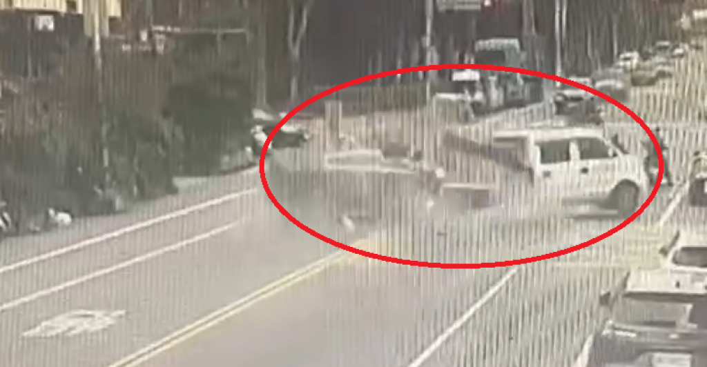  撞擊畫面曝光！大甲自小客車追撞停等紅燈小貨車再往前推撞　4車受損3人受傷