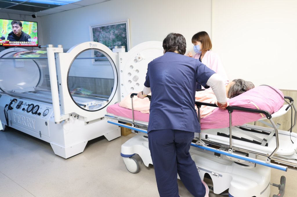 遭惡犬撕咬阿嬤 傷傷見骨化膿  彰化醫院提免費高壓氧治療