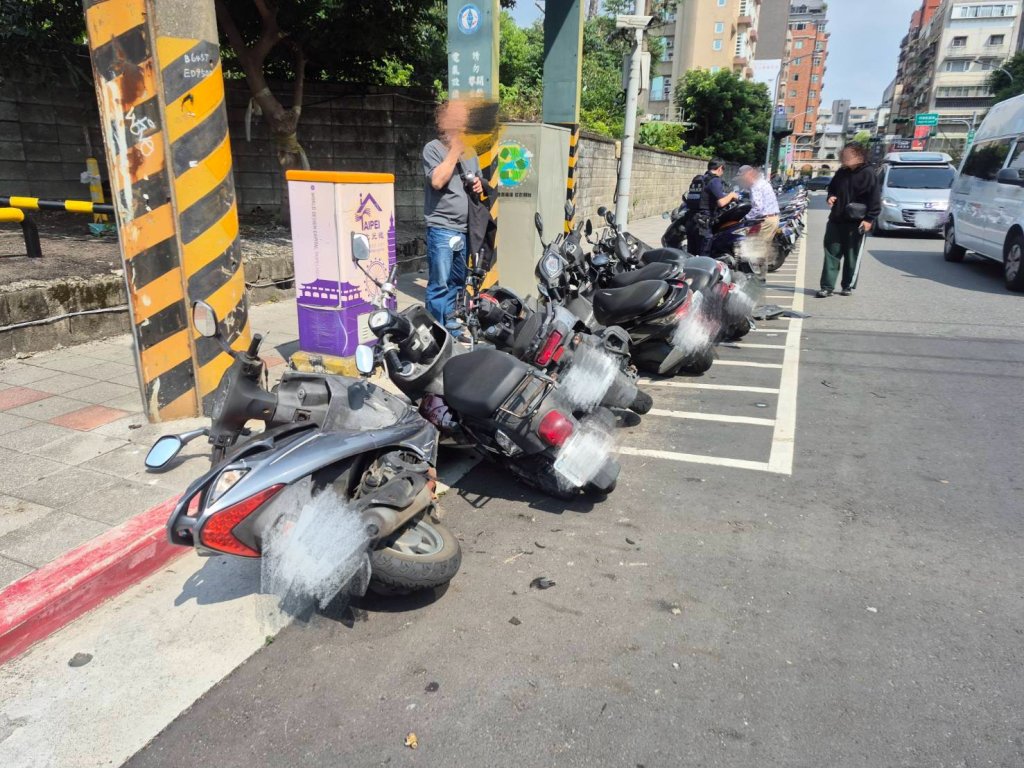 影／北投復康巴士偏離車道　大失控連撞18汽機車