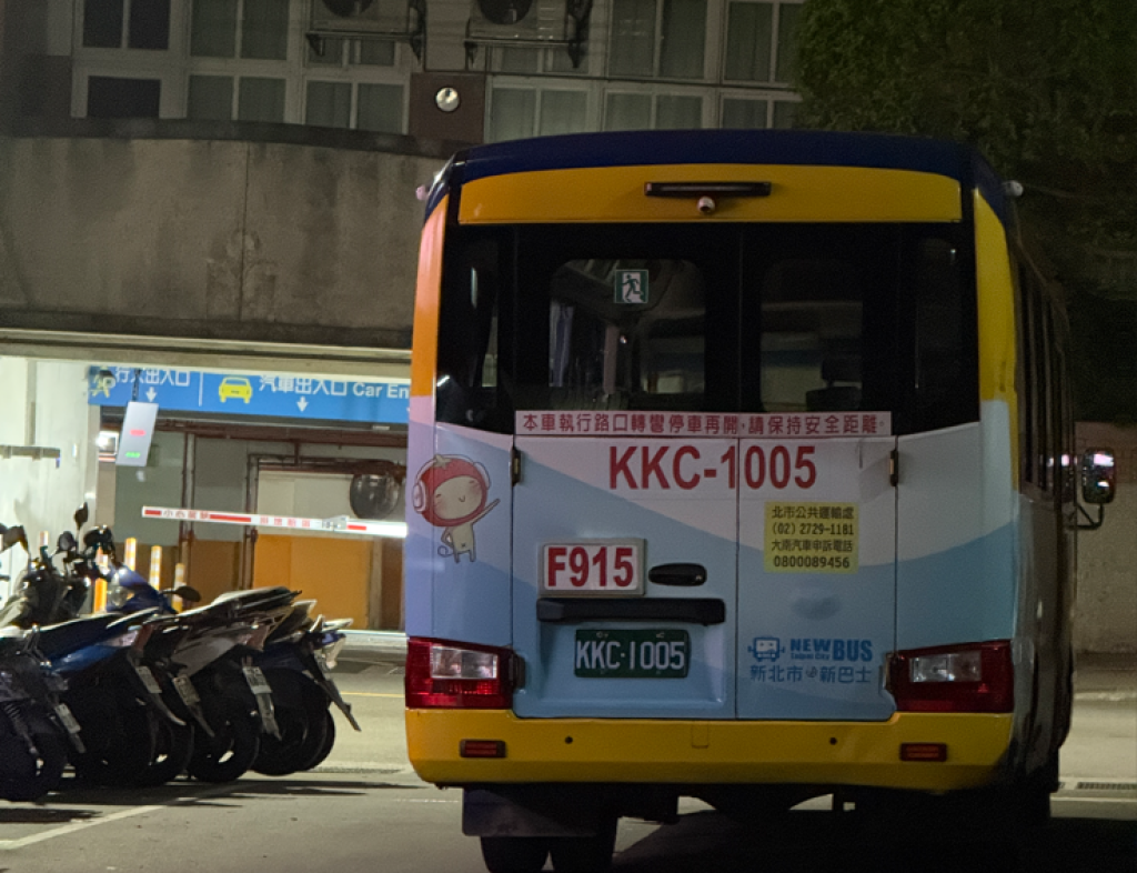 爆料／汐止巷弄變公車停車場？大南汽車F915司機天天「準時叫床」　居民崩潰：報警也沒用