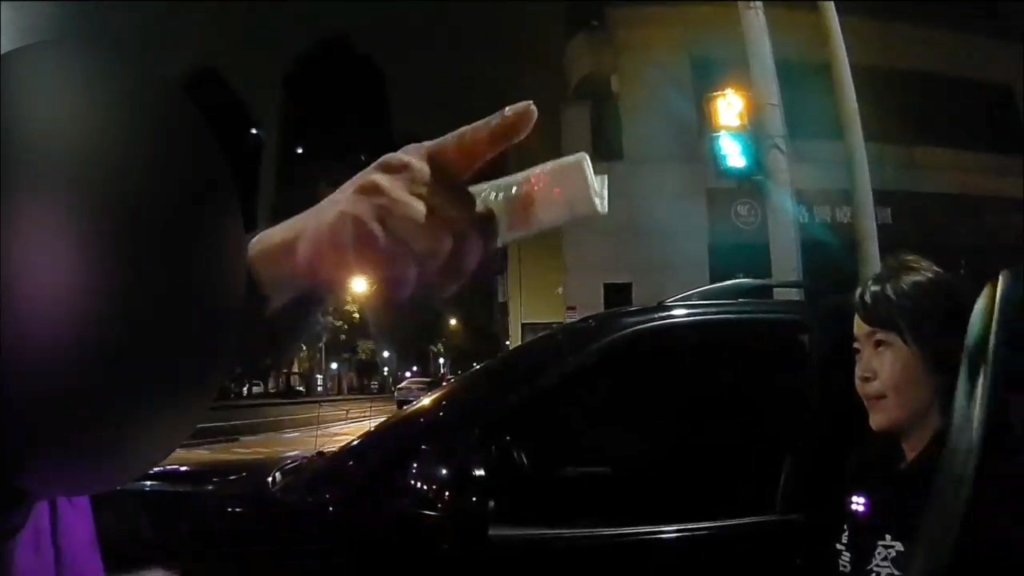 桃園男違規遭攔查出無照　聞扣車崩潰衝快車道警急拉帶回管束