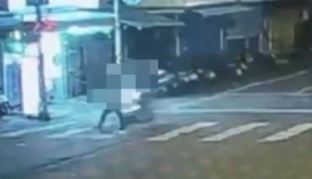 屏東2死亡車禍！7旬翁「闖紅燈」被撞飛　婦人牽車過馬路挨撞斷魂