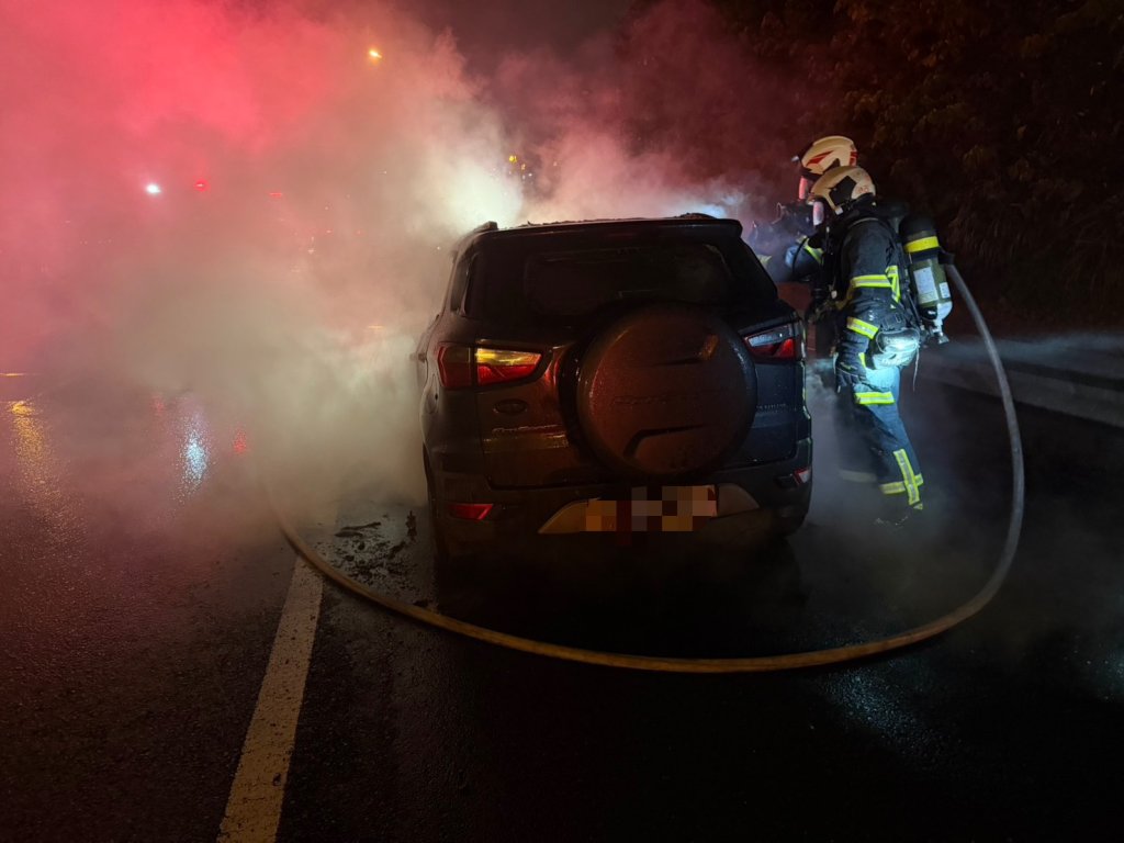 國道3號南港路段火燒車！　駕駛急逃生