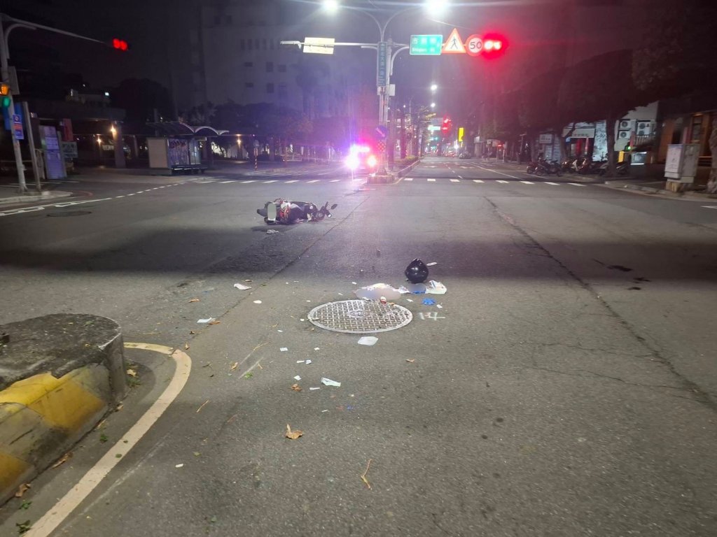 三重死亡車禍！機車突向左偏行　70歲翁自撞安全島傷重不治 