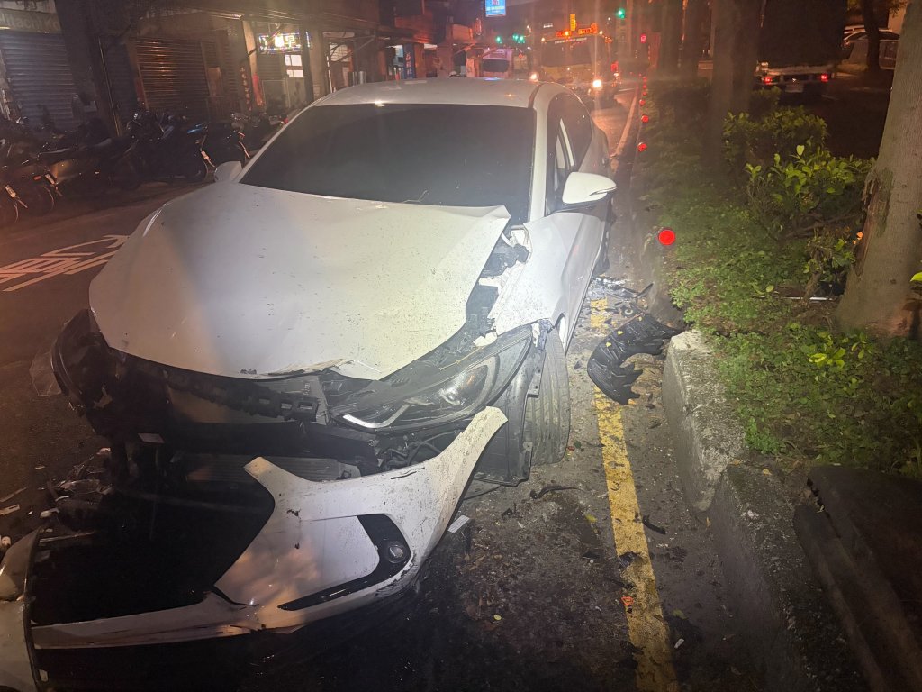 影/基隆變換車道釀碰撞！2車深夜相撞　1人送醫幸無大礙