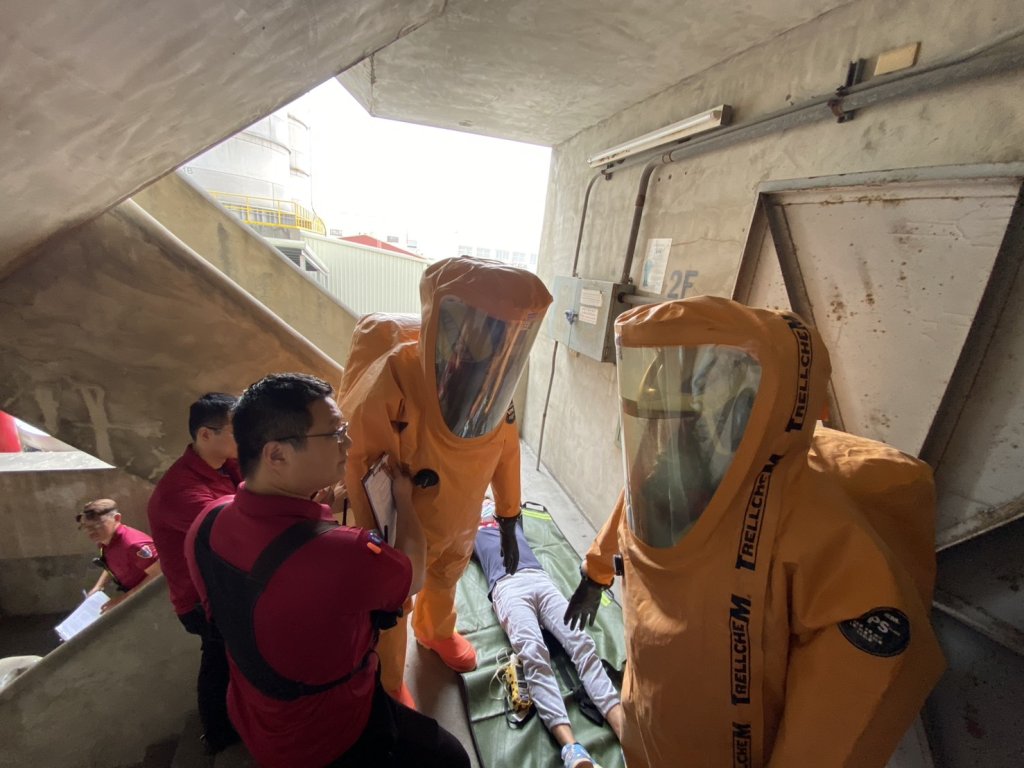 化學外洩模擬！台南消防跨大隊實戰演練　穿化學衣搜救進場救援