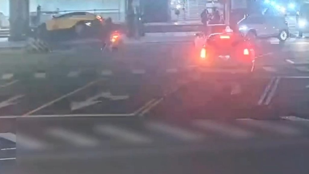 文山區小黃左轉直撞行人庇護島　車底卡島體「袂振袂動」