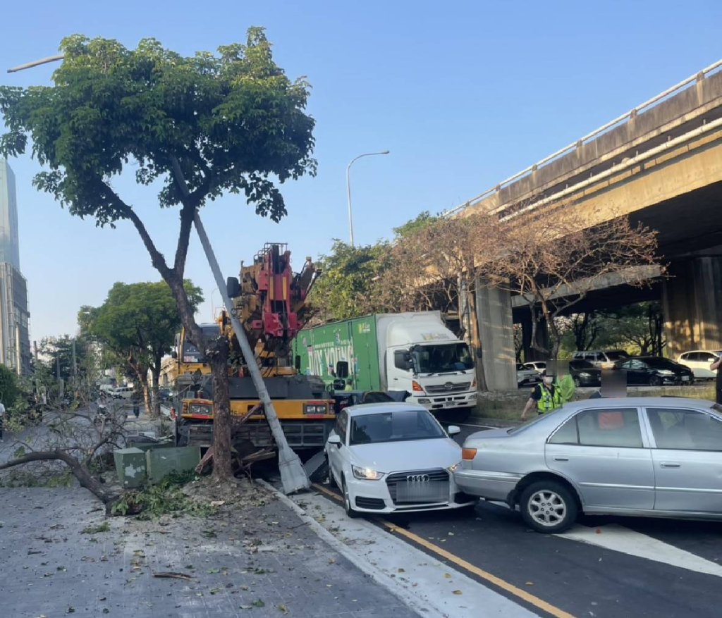 煞不住！台中大型吊車追撞停等紅燈6輛車　3人受傷