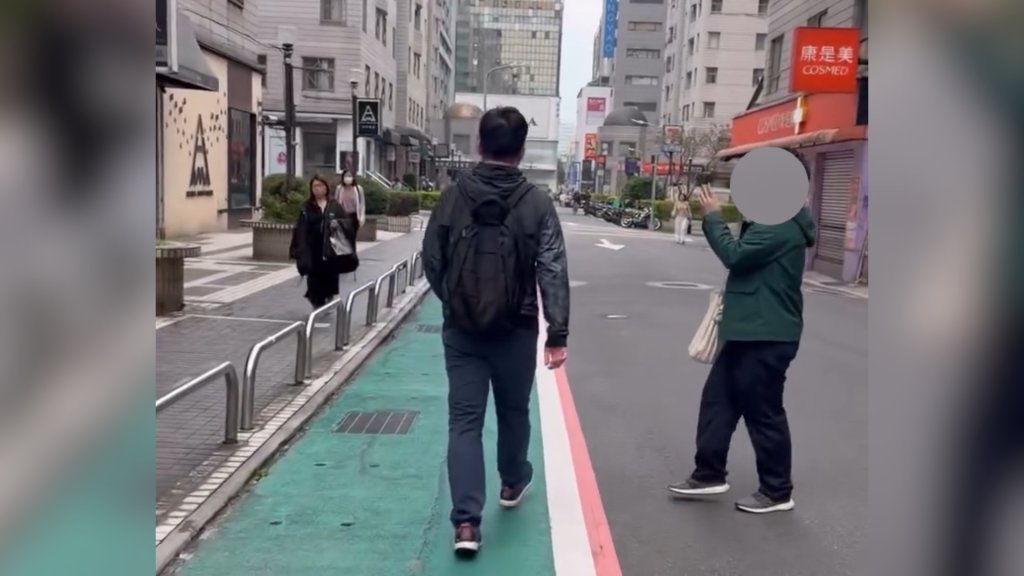 台北街頭驚現「撞人族」！不滿行人滑手機故意衝撞　女路人攔截遭踹