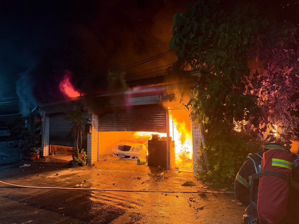 台東太麻里住宅火警！1樓竄火濃煙狂冒　屋主滅火反遭燒傷送醫