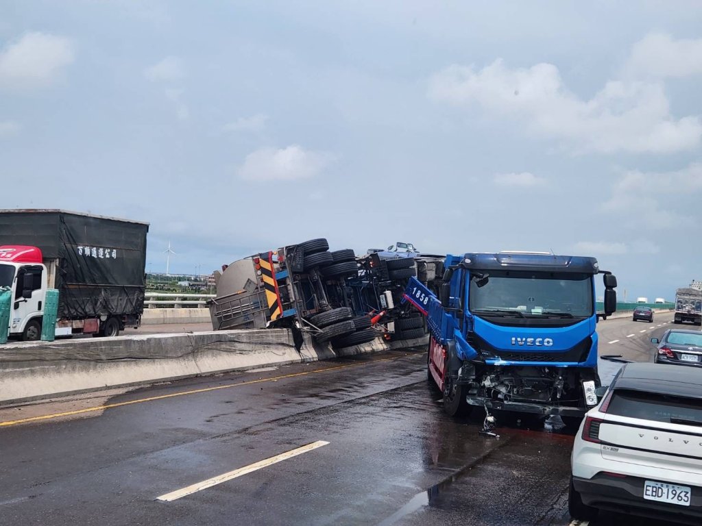 台61線漢寶路段事故！　槽車自撞護欄再撞貨車翻覆駕駛受傷