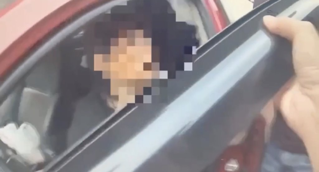 警包夾她還在吃！高雄女開贓車闖旗津　抱便當落網