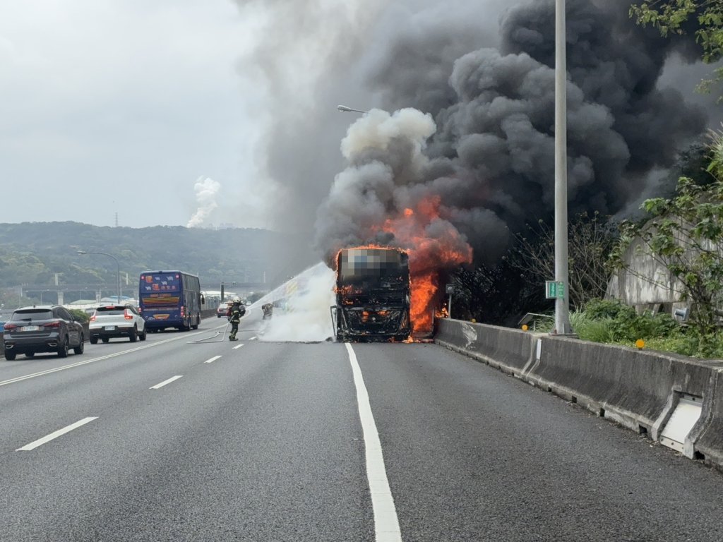國道1號遊覽車火燒車！　駕駛眼睛燻傷兩名乘客逃生不慎跌倒受傷