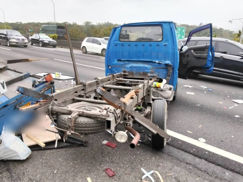國道1號銅鑼路段事故！　貨車爆胎自撞護欄車斗噴出2人受傷